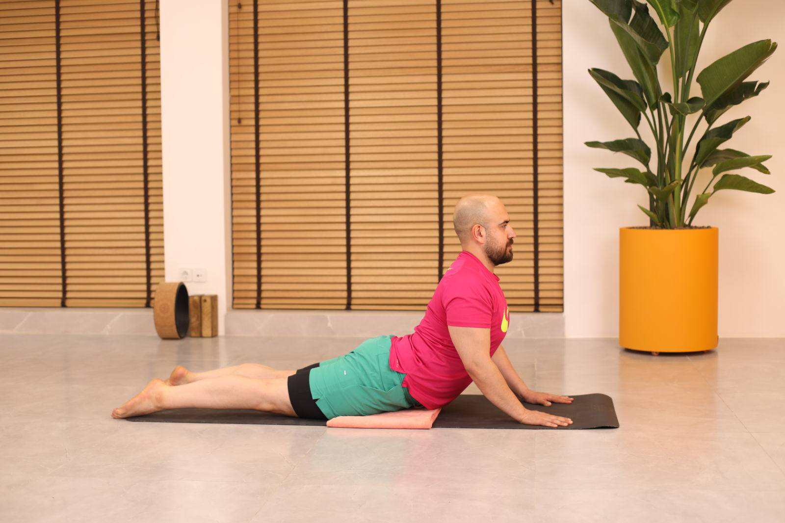 وضعیت کبرا با پشتیبانی – Supported Cobra Pose با حوله زیر لگن در یوگا