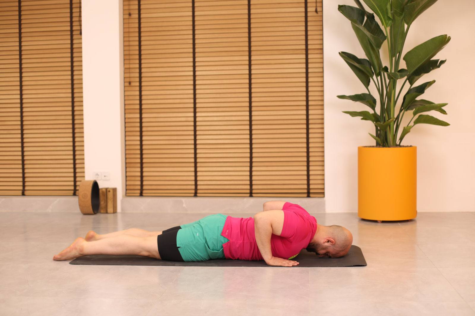 Cobra Pose در یوگا – قرارگیری دست‌ها کنار قفسه سینه