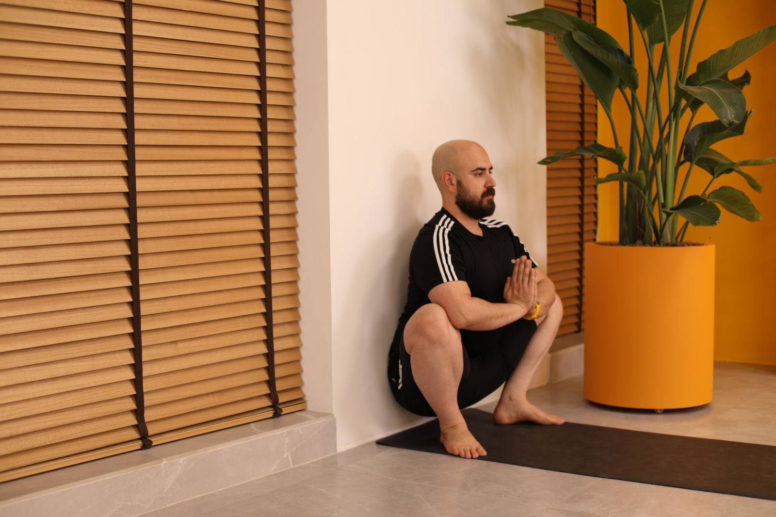 وضعیت یوگا مالاسانا کنار دیوار – Yogi Squat برای باز شدن لگن