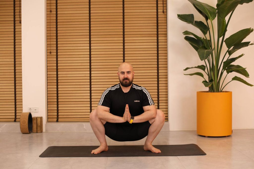 حرکت یوگا مالاسانا (Garland Pose) یا یوگی اسکوات – کشش لگن، مچ پا و ستون فقرات