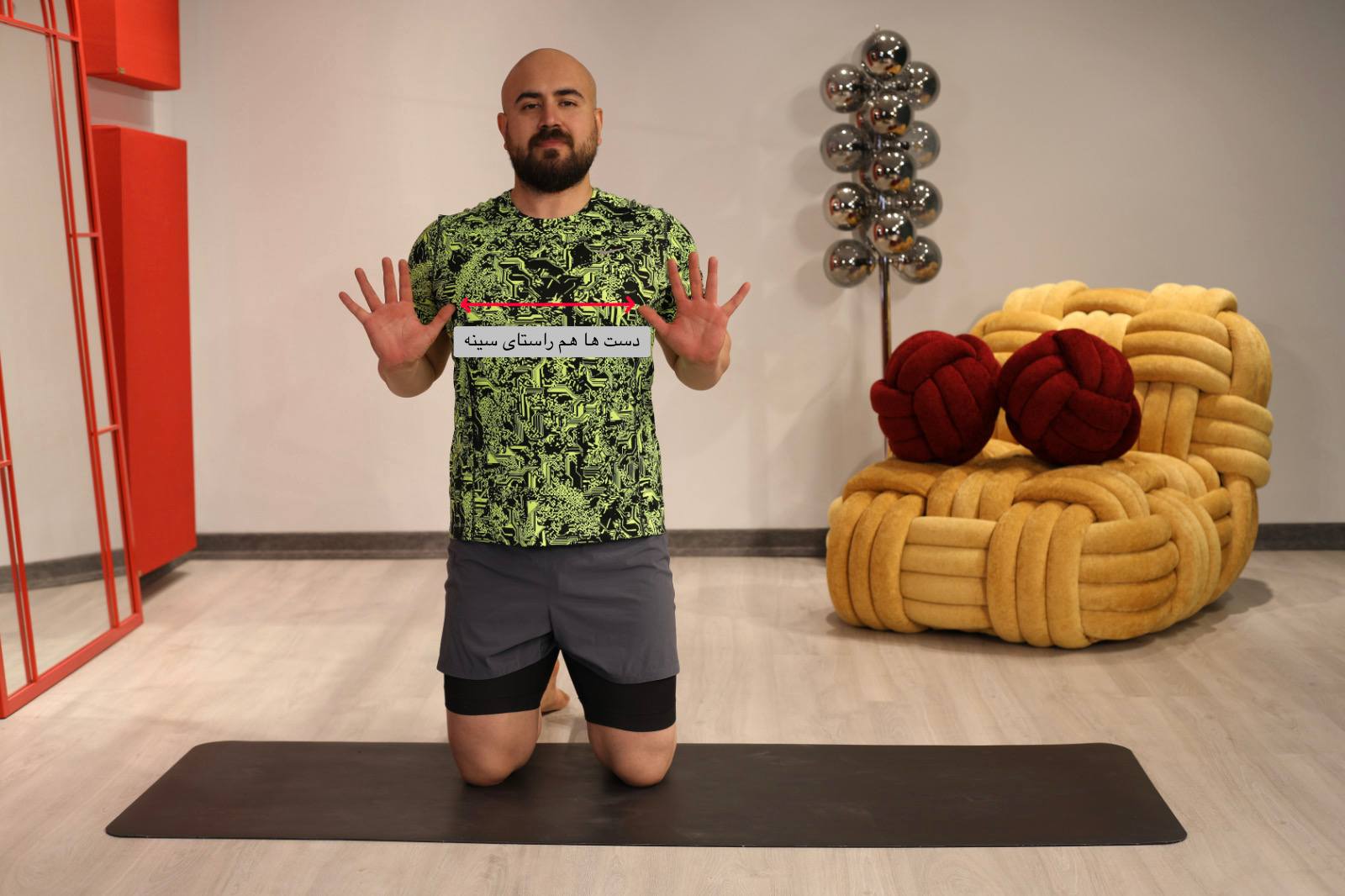 قرارگیری صحیح دست‌ها در وضعیت هشت نقطه؛ دست‌ها هم‌راستا با سینه